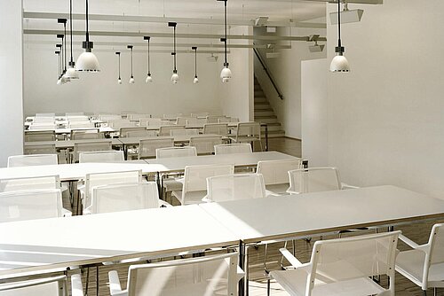 contas sito conference tables in large training room with multiple seating rows