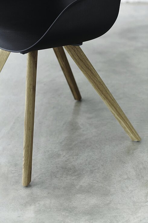 Yonda chair, cut-out, detail view, wooden leg base