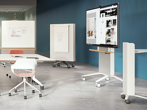 Confair Next media walls in collaborative workspace with mobile tables and chairs