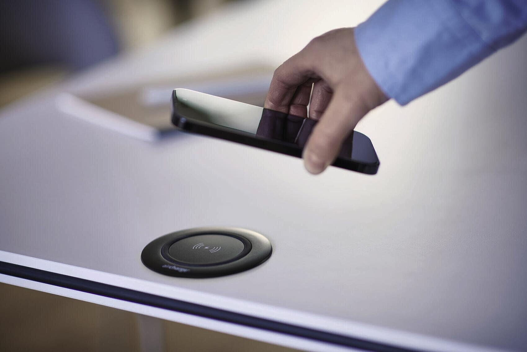 Timetable lift table, integrated wireless charging, close-up