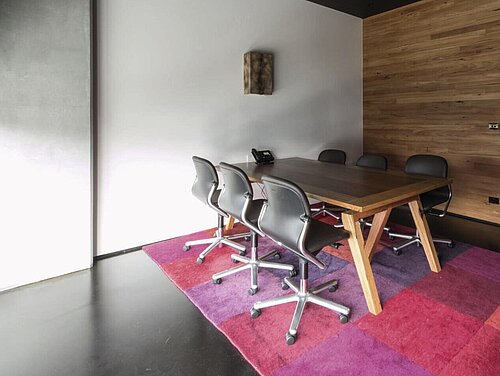 FS linie chairs around meeting table in modern office