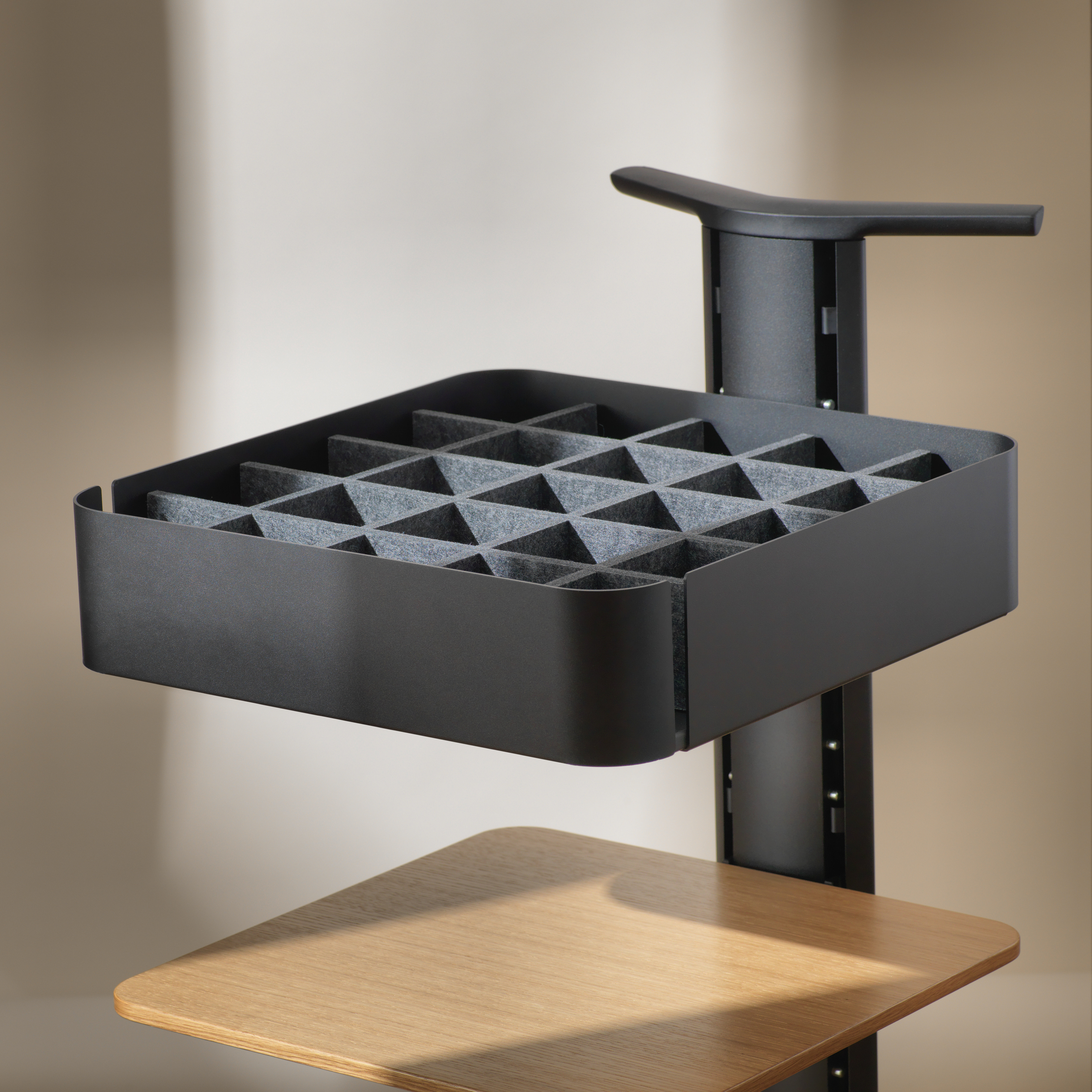 Confair Next organizer tray mounted to server, detail view