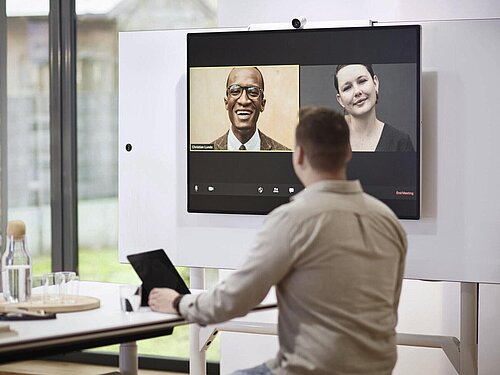 Timetable lift table in meeting room, video conference setup